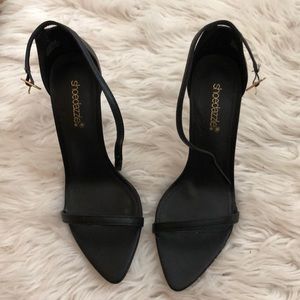 Gorgeous Strappy high heels / pumps